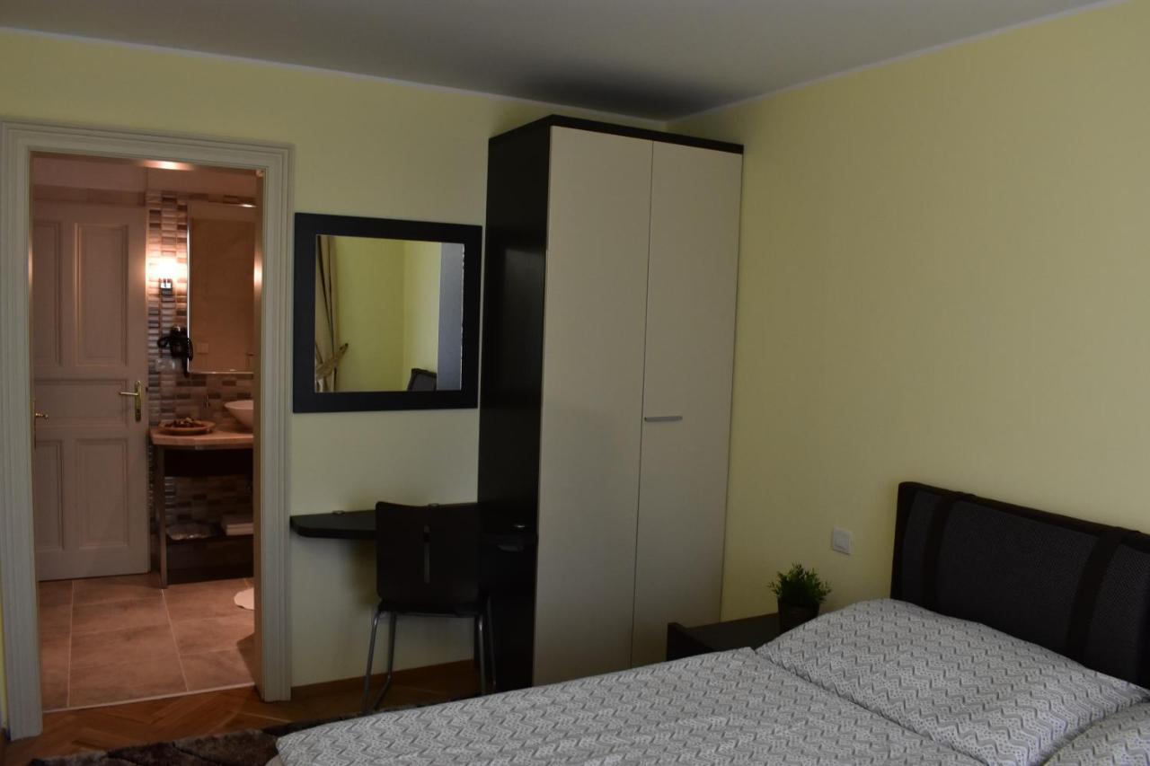 Apartment Vikroria - Hálkova 5 Praga Esterno foto