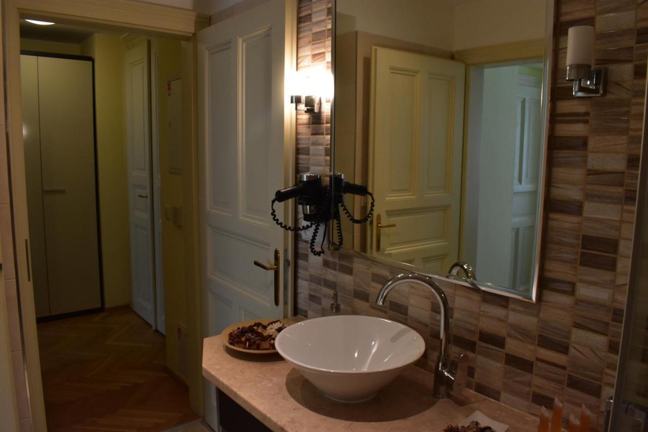 Apartment Vikroria - Hálkova 5 Praga Esterno foto
