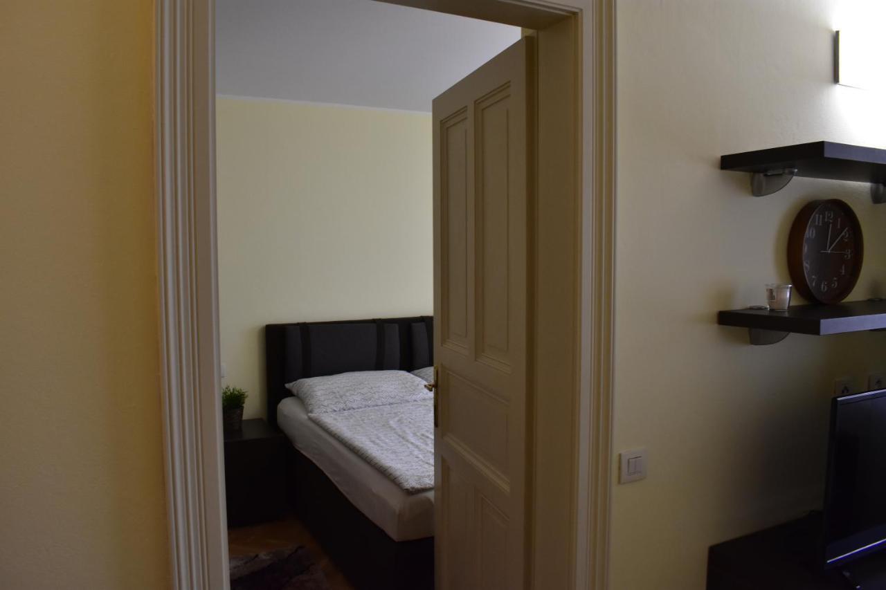 Apartment Vikroria - Hálkova 5 Praga Esterno foto