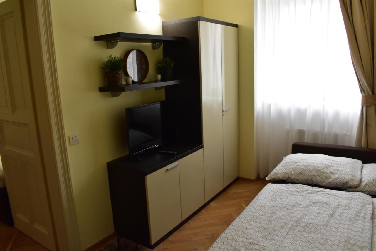 Apartment Vikroria - Hálkova 5 Praga Esterno foto